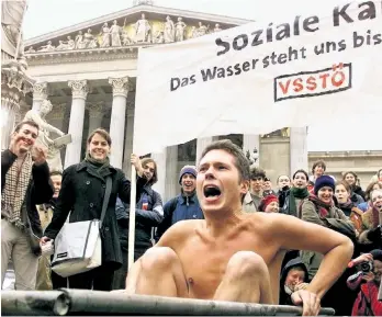  ??  ?? Vor 17 Jahren kampagnisi­erte Brockmeyer in einer Badewanne gegen „soziale Kälte“unter Schwarz-Blau, nun tritt er eine ähnliche Mission in der Chefetage der SPÖ an.