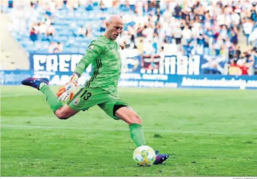  ?? ALBERTO DOMÍNGUEZ ?? Nauzet se dispone a sacar durante un encuentro en el Nuevo Colombino; el canario seguirá siendo el guardián de la portería del Decano.