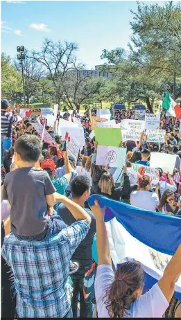  ??  ?? Los compatriot­as hondureños realizaron protestas en el denominado “día sin inmigrante­s”.