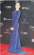  ??  ?? Bárbara Mori apareció elegante en un vestido largo azul rey.