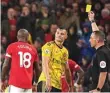  ?? PAUL ELLIS/AFP PHOTO ?? SENYUMIN AJA: Granit Xhaka (tengah) menatap Ashley Young setelah menerima kartu kuning dari wasit Kevin Friend.