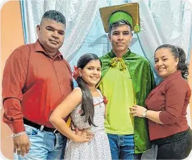  ??  ?? El volante Nexar Cedeño compartió la graduación con sus padres y su pequeña hermana.