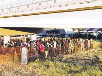  ?? AP ?? Migrantes hacen fila ayer viernes para subir a autobuses debajo del Puente Internacio­nal de Del Rio,.