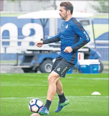  ??  ?? TALISMÁN. Víctor Sánchez es protagonis­ta hoy por partida doble: el Athletic y su premio.