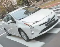  ??  ?? Um dos modelos mais vendidos pela japonesa Toyota, o híbrido Prius