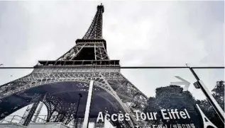  ??  ?? filas de turistas en la torre Eiffel regresaron desde el viernes pasado. El monumento estuvo cerrado por 8 meses y medio debido a la pandemia. Ya están vendidas entradas hasta fines del mes de agosto.