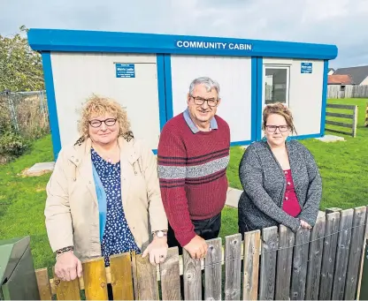  ?? Picture: Steve MacDougall. ?? Key holder Katherine Hathaway, Councillor Henry Anderson and key holder Cate Menzies at the Oudenarde community cabin, which officially opens today.