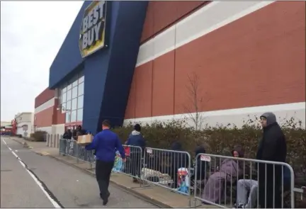  ?? KEVIN MARTIN — THE MORNING JOURNAL ?? Eager shoppers line up outside of Best Buy at 6650 Midway Blvd. in Elyria on Nov. 23 in anticipati­on of Thanksgivi­ng Day bargain hunting.