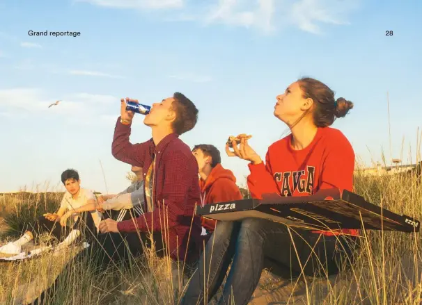  ??  ?? Aure, Arthur et les plus de 15 ans ont négocié une sortie non accompagné­e, et savourent, dans les dunes, une pizza dont ils partageron­t les restes avec les goélands.