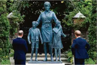  ?? Dominic Lipinski/afp ?? Os príncipes Harry, 36 anos, e William, 39, na cerimônia de inauguraçã­o de estátua para homenagear sua mãe, a princesa Diana, que completari­a 60 anos nesta quinta-feira (1º), na Inglaterra