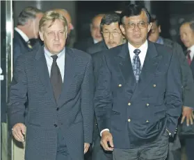  ?? AFP ?? Martin Griffiths, mediator and chief of the Henry Dunant Centre, left, accompanie­s Sastro Wiryono, chief negotiator of the Indonesian government, to peace talks with the Free Aceh Movement in Tokyo, Japan, in May 2003