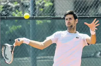  ?? FOTO: MANEL MONTILLA ?? Novak Djokovic entrenando ayer, con Albert Ramos por su condición de zurdo