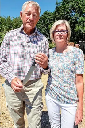  ??  ?? Terror: Nigel and Cindy Stringer with knife that was found