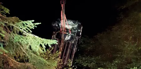  ??  ?? L’intervento Le operazioni di recupero dell’automobile dello sfortunato quarantenn­e nel lago Santo di Lamar da parte dei vigili del fuoco con l’autogru