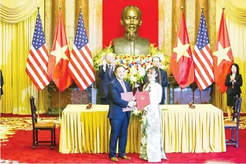  ??  ?? The signing ceremony was attended by Trump (back left) and Tran (back, right) as representa­tives of Vietjet and Pratt & Whitney exchange the signed engine selection contracts.