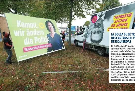  ?? REUTERS ?? Operarios recogen, ayer, los carteles de los liberales y los verdes, que guardan la llave del futuro gobierno en Alemania