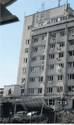  ?? SERGEY SHESTA/EFE ?? Un hotel destrozado en la ciudad ucraniana de Kramatorsk.