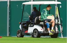  ?? Foto: Klaus Rainer Krieger ?? Robert Gumny wird mit einem Golfcart Richtung Arena gefahren. Sein rechtes Knie ist dick bandagiert.