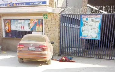  ??  ?? PÁNUCO, VER., ENERO 21.- A un costado del automóvil tipo Jetta quedo el joven asesinado a balazos la tarde de este domingo.