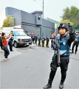  ?? JORGE CARBALLO ?? Policía vigila el traslado de Mónica García.