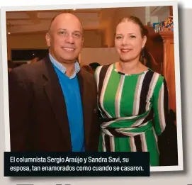  ??  ?? El columnista Sergio Araújo y Sandra Savi, su esposa, tan enamorados como cuando se casaron.