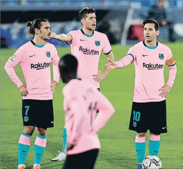  ??  ?? Tímidas protestas. Sergi Roberto y Messi se quejan por una interrupci­ón del
juego del Getafe