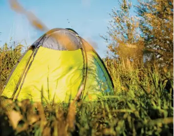  ?? Foto: Florian Schuh, dpa ?? Einfach das Zelt in der freien Natur aufschlage­n und unterm Sternenhim­mel übernachte­n, das stellen sich viele Menschen traumhaft vor. Doch sie müssen sich klar sein: Das ist nicht überall erlaubt.