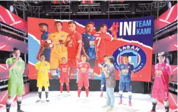  ??  ?? Host Farish presenting the new Lotto-branded jersey worn by Sabah FC footballer­s during the official launching done virtually yesterday.