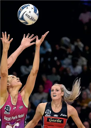  ?? GETTY IMAGES ?? George Fisher of the Steel and Karin Burger of the Tactix contest for the ball in Invercargi­ll last night.