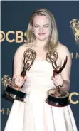  ??  ?? Elisabeth Moss, la protagonis­ta, ganó como Mejor actriz dramática.