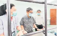  ??  ?? TINJAU: Dr Annuar (tengah) yang diiringi Chang (kiri) dan Siaw (kanan) meninjau Farmasi Pandu Lalu Klinik Kesihatan Jalan Oya yang baharu dilancarka­n semalam.