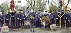  ?? Foto: Leonhard Knauer ?? Johannes Lechner spielt das Kameradenl­ied auf der Trompete des ersten Gefallenen Derchings im Zweiten Weltkrieg, Vitus Knauer.