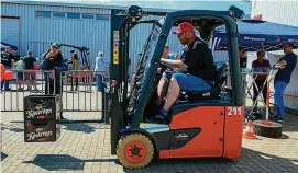  ?? FOTO: STEFAN EBERHARDT ?? Einen Turm aus vier Bierkästen errichten – das war eine der Aufgaben bei der StaplerCup-Regionalen­tscheidung in Blankenhai­n.