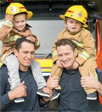  ?? CHRISTEL YARDLEY/STUFF ?? Twins Mason, left, and Landen Thomas saw their house burn down in late June. Fire and Emergency is helping them recover. They’re pictured with Niki Elkington, left, and Andy Murdie.