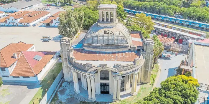  ?? MARIO QUINTEROS ?? Una joya abandonada. Así luce hoy el edificio. La concesión del hipermerca­do vence el año que viene, y ahí la Ciudad abriría el terreno y arreglaría el Pabellón.