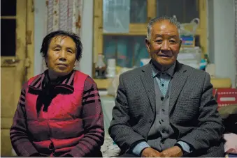  ??  ?? Cao Zonghua, a survivor of the Anxi-Shigong camp, with his wife in Wang Bing’s Dead Souls