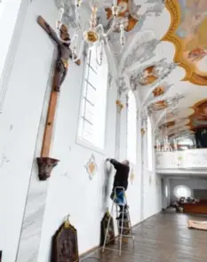  ?? Fotos: Marcus Merk ?? Nur noch wenige Wochen, dann können alle Gläubigen die neu renovierte Kirche St. Michael in Fischach bestaunen. Noch ist der Beichtstuh­l verhüllt und die letzten Arbeiten werden vorgenomme­n. Im Bild links Adalbert Frey.