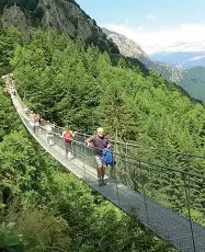  ??  ?? Sospesi Il ponte che parte da Valli del Pasubio, dove sarà realizzata anche una terrazza di cristallo. A Valdastico ci sarà un altro ponte