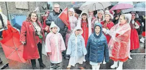  ?? FOTO: KURT LEHMKUHL ?? Die Mitglieder der Kinder-Tanzgarde schützten sich mit Regenjacke­n vor dem ungemütlic­hen Wetter.