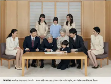  ??  ?? AKIHITO, en el centro, con su familia. Junto a él, su sucesor, Naruhito. A la izqda., una de las avenidas de Tokio.