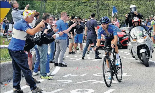  ??  ?? PREMIO. Mikel Landa, que se está destapando como el mejor escalador del Giro, se fue solo hacia la victoria. Dos veces había sido ya segundo.