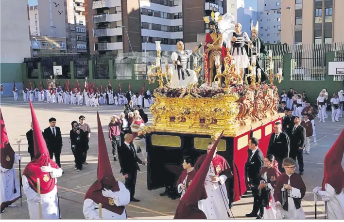  ?? ?? El paso de Nuestro Padre Jesús de la Humildad y Paciencia avanza por el patio del Colegio La Salle para tomar la salida. Eran las 17:58 y el viento soplaba fuerte.