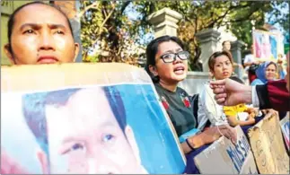  ?? HONG MENEA ?? Rath Rott Mony’s wife Long Kimheang and a supporter at the Russian Embassy.