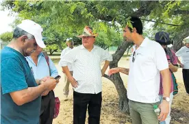  ??  ?? Weildler Guerra, gobernador (e) de La Guajira, en diálogo con experto israelí.