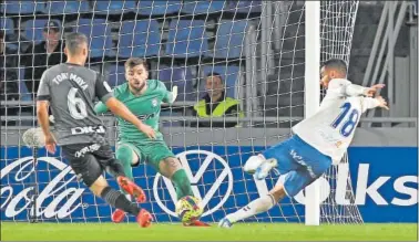  ?? ?? Enric Gallego supera a Sivera en el segundo gol de los locales.