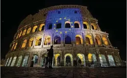  ?? ANGELO CARCONI/EFE ?? Festejos. Bandeira da União Europeia é projetada no Coliseu de Roma