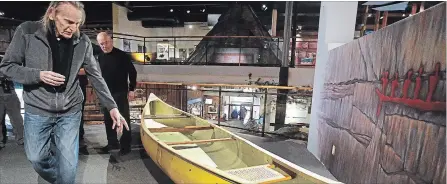  ?? CLIFFORD SKARSTEDT EXAMINER FILES ?? Gordon Lightfoot walks next to his yellow canoe from his song Canary Yellow Canoe last December at the Canadian Canoe Museum.