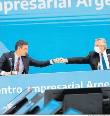  ?? JUAN IGNACIO RONCORONI / EFE ?? Pedro Sánchez saluda al presidente argentino, Alberto Fernández, ayer en la Casa Rosada en Buenos Aires.