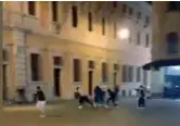  ??  ?? Il video Un’immagine tratta dal video girato dai passanti durante la sparatoria in pieno centro