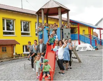  ?? Foto: Jürgen Bigelmayr ?? Auf der Rutsche ins Leben werden die Mädchen und Buben im Kindergart­en Freihalden von Leiterin Ulrike Fischer und ihrem Team fürsorglic­h behütet und begleitet. Auch Jettingen Scheppachs Bürgermeis­ter Hans Reichhart freut sich über das 25 jährige...